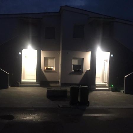 ויר Apartman Petra 1 מראה חיצוני תמונה